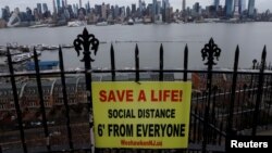 Znak u Nju Džerziju koji upozorava da se drži distanca od drugih dva metra i tako spasi život