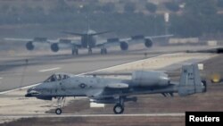 Pesawat tempur jet A-10 Thunderbolt milik Angkatan Udara AS saat berada di pangkalan udara militer Incirlik di Adana, Turki, 10 Desember 2015 (Foto: dok). 
