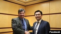 时任美国国务院韩国代理副助卿马克·兰伯特2018年5月8日与韩国朝核事务官员会面。(美国国务院东亚事务局脸书）