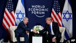 Shugaba Donald Trump yana shan hannu da Firai Ministan Isra'ila Benjamin Netanyahu 