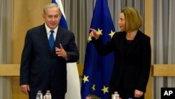 PM Israel Benjamin Netanyahu (kiri) dan Kepala kebijakan luar negeri Uni Eropa, Federica Mogherini di Brussels, Belgia, Senin (11/12).