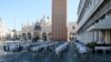 St. Mark's Square, salah satu destinasi wisata yang banyak dikunjungi wisatawan di Venesia, Italia, terlihat sepi, 8 Maret 2020. (Foto: Reuters)