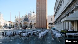 St. Mark's Square, salah satu destinasi wisata yang banyak dikunjungi wisatawan di Venesia, Italia, terlihat sepi, 8 Maret 2020. (Foto: Reuters)