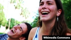 Dua orang sedang tertawa