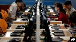 ARHIVA - Severnokorejci za kompjuterskim terminalima u Saj-Tek kompleksu u Pjongjangu, 16. juna 2017. (Foto: AP)