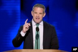 Bivši republinkanski predstavnik Adam Kinzinger na konvenciji demokrata (Foto: AP/J. Scott Applewhite)