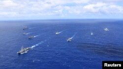 Ships of the U.S., Chilean, Peruvian, French and Canadian navies participate in a photo exercise in the Pacific Ocean, Jun. 24, 2018. (U.S. Navy)