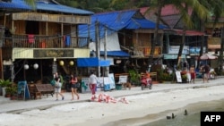 រូបឯកសារ៖ ភ្ញៀវ​ទេសចរដើរនៅតាមឆ្នេរសមុទ្រនៅកោះរ៉ុង ខេត្តព្រះសីហនុ កាលពីថ្ងៃទី៣១ ខែតុលា ឆ្នាំ ២០១៩។