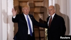 Presiden AS terpilih Donald Trump muncul bersama pensiunan Jenderal Korps Marinir John Kelly di Bedminster, New Jersey (20/11). (Reuters/Mike Segar)