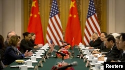 包括美国众议院少数党领袖南希•佩洛希(左一)、国会人权委员会主席吉姆•麦戈文等人在内的美国国会高级代表团2015年11月罕见的访问西藏，然后于 11月12日在北京与中国人大官员举行会谈。