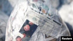 한국의 탈북민 단체가 지난 2016년 북한으로 날려보낸 1달러 지폐와 대북전단 (자료사진)