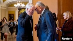 Лідер меншості в Сенаті США республіканець Мітч Макконнелл розмовляє з лідером сенатської більшості демократом Чаком Шумером у Капітолії США у Вашингтоні, 27 лютого, 2024. (Фото: REUTERS/Натан Говард)