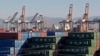 Pelabuhan AS di kota Los Angeles, California (foto: ilustrasi). AS mengalami lonjakan impor selama tahun 2021, memicu defisit perdagangan.