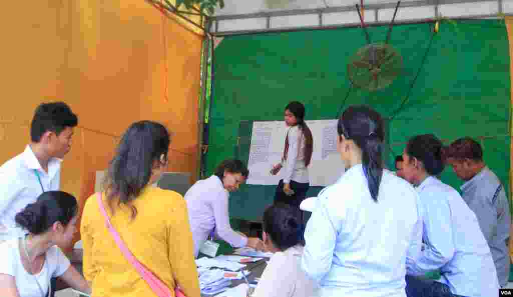 សកម្ម​ភាព​រាប់សន្លឹកឆ្នោត​ ក្នុងការ​បោះឆ្នោត​ក្រុមប្រឹក្សា​ឃុំ-សង្កាត់​​អណត្តិទី៤​នៅសង្កាត់​ចាក់អង្រែ​ នៅរាជធានី​ភ្នំពេញ​ នៅ​ថ្ងៃ​ទី៤​ ខែមិថុនា​ ឆ្នាំ២០១៧។​ (ខាន់​ សុគុំមនោ​/VOA)