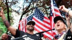 Joey Gibson (kiri) pendiri kelompok "Patriot Prayer" dalam aksi demonstrasi di Portland, Oregon (foto: dok).