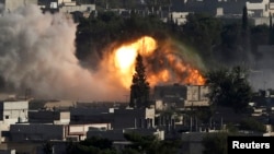 在美军为主的空中打击实施后，科巴尼升起浓烟