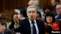 资料照:加拿大创新、科学和工业部长方索瓦-飞利浦·尚普涅于2024年2月26日在加拿大安大略省渥太华国会山下议院的提问期间发表讲话。(路透社)