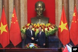 រូបឯកសារ៖ ប្រធានាធិបតីវៀតណាមលោក Vo Van Thuong និងប្រធានាធិបតីចិនលោក Xi Jinping ចាប់ដៃស្វាគមន៍​គ្នា នៅក្នុង​ជំនួបមួយ នៅទីក្រុង​ហាណូយ ប្រទេសវៀតណាម កាលពីថ្ងៃទី១៣ ខែធ្នូ ឆ្នាំ២០២៣។