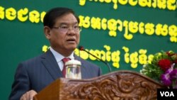 រូបឯកសារ៖ លោក​ស​ ខេង រដ្ឋមន្រ្តី​នៃ​ក្រសួង​មហាផ្ទៃ​ ថ្លែង​ទៅមន្រ្តី​ប៉ូលិស​និង​អភិបាល​នានា​ក្នុង​ការ​ប្រជុំ​នៃ​របាយការណ៍​បូកសរុបចំនួន​​ជន​​​អន្តោប្រវេសន៍​នៅ​ថ្ងៃ​សុក្រ​ ទី​១៩ សីហា ឆ្នាំ​២០១៦ នៅ​រាជធានី ភ្នំពេញ។​(ឡេង ឡែន/VOA)