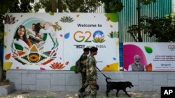 Tentara paramiliter India dengan anjing pelacak menggeledah area dekat venue menjelang KTT negara-negara Kelompok 20 minggu ini, di New Delhi, India, Kamis, 7 September 2023. (Foto: AP)