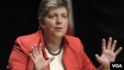 Menteri Keamanan Dalam Negeri Janet Napolitano: AS memantau pembicaraan di dunia maya itu dengan serius.