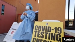 Seorang perawat sedang menunggu orang-orang yang ingin diuji untuk Covid-19, di Los Angeles Timur, California, 10 November 2020. (Foto: Reuters)