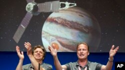 Slavlje u NASA-i posle ulaska sonde u orbitu Jupitera
