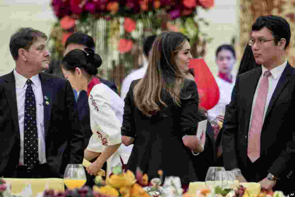 川普总统任命的白宫通讯联络办公室主任霍普·希克斯随同总统访华,在中国国宴上(2017年11月9日)。她的座位在前中纪委书记王岐山旁边。