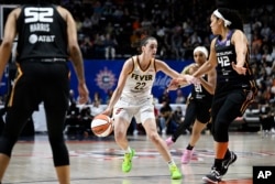 Kejtlin Klark na svojoj profesionalnoj košarkaškoj utakmici, 14. maja 2024.