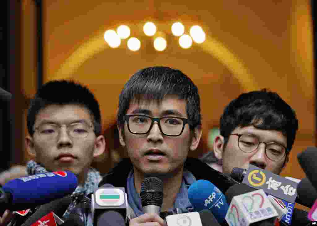 (左起)香港活动人士黄之锋、周永康和罗冠聪在香港终审法院外面对记者发表谈话(2018年2月6日)。2018年2月6日,香港终审法院否决了这三名示威领导人被上诉法庭改判的监禁判决,维持初级法院不判监禁的原判,但也向未来举行示威游行的人发出明确警告:只要有人受伤,活动即被视为暴力,将予以严惩。