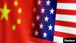 资料图片:插图显示美国和中国国旗