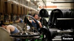 中国河北邢台万达轮胎公司的工人正在生产出口美日的汽车轮胎生产线上工作。（2019年5月21日）