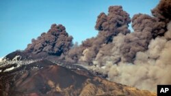 Gunung Etna di Catania, Italia mengeluarkan lava dan abu vulkanik saat meletus hari Senin (24/12). 