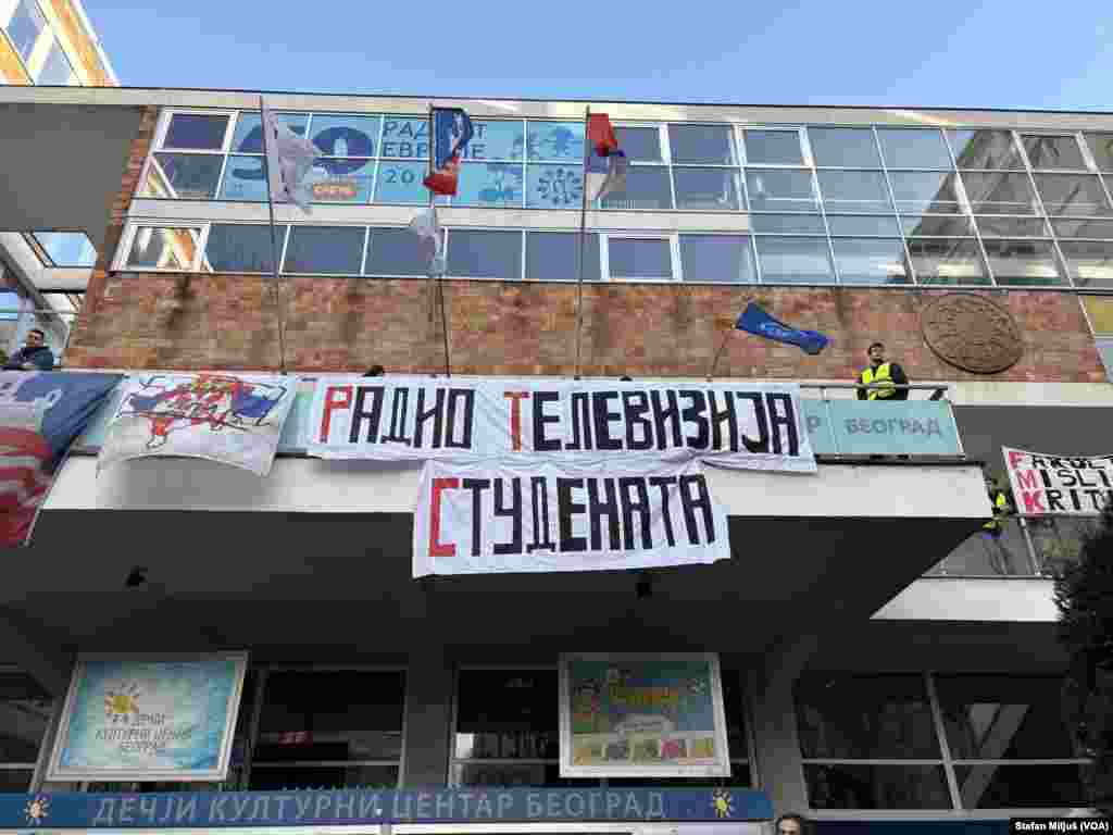 Tokom blokade zgrade Radio-televizije Srbije studenti su razvili transparent na balkonu ispred glavnog ulaza zgrade u Takovskoj ulici