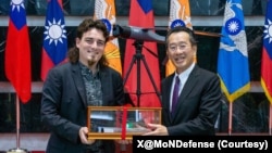 台湾国防部长顾立雄2025年8月5日在台北会晤美国国防科技公司安杜里尔工业公司创始人拉奇。（台湾国防部照片）