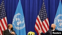 Presiden AS Joe Biden (kanan) bertemu dengan Sekjen PBB Antonio Guterres pada Sidang Majelis Umum PBB yang ke-76 di New York, AS, pada 20 September 2021. (Foto: Reuters/Kevin Lamarque)