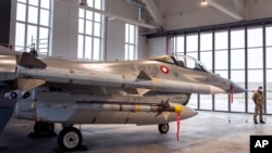 在立陶宛希奥利艾空军基地举行的欢迎仪式上,一名宪兵守卫在丹麦皇家空军的F-16战机前。(2022年1月28日)