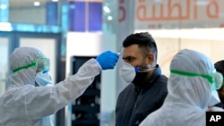 伊拉克纳杰夫机场医务人员在检测来自伊朗的旅客（2月21日）