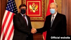 Zamjenik pomoćnika američkog državnog sekretara Metju Palmer tokom sastanka sa premijerom Crne Gore Zdravkom Krivokapićem, u Podgorici, 8. jula 2021. (Foto: Zvanični sajt Vlade Crne Gore)