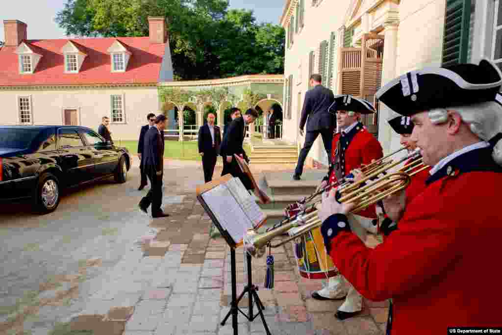 中国官员步入弗农山庄参加美中战略与经济对话开幕晚宴。