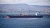 Sebuah kapal tanker minyak ditambatkan di kompleks Sheskharis, bagian dari Chernomortransneft JSC, anak perusahaan Transneft PJSC, di Novorossiysk, Rusia, 11 Oktober 2022. (Foto: AP)