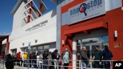 Antrean warga yang melapor untuk mendapat tunjangan pengangguran di "One-Stop Career Center" di Las Vegas, 17 Maret 2020. (Foto: dok).