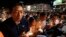 人们在泰国呵叻府参加哀悼死难者的烛光悼念集会。