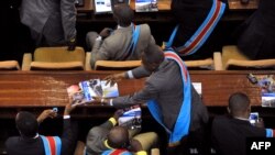 Bakeli mibeko bazali kokabola mikanda na likita moko na Assemblée nationale, Palais du peuple, Kinhsasa, 15 décembre 2012.