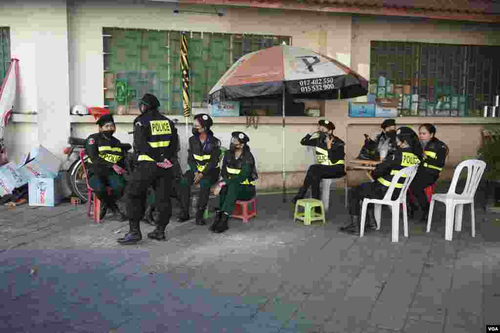 អាជ្ញាធរ​ស្ថិត​នៅ​មុខ​សាលារាជធានី​ភ្នំពេញ​ នៅ​ថ្ងៃ​សវនាការ​របស់​លោក​ កឹម សុខា​ នៅ​សាលា​រាជធានី​ភ្នំពេញ​ ថ្ងៃ​ទី​ ១៩ ខែមករា​ ឆ្នាំ​២០២២។ (ខាន់​ សុគុំមនោ​/វីអូអេ) 