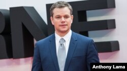 Matt Damon berpose untuk media saat hadir pada pemutaran perdana film 'Jason Bourne' di London, Inggris (11/7). 