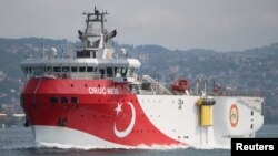 Kapal riset seismik milik Turki, Oruc Reis, berlayar di Selat Bosphorus di Istanbul, Turki, 3 Oktober 2018.