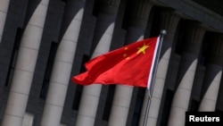 资料照:北京人大会堂前飘扬的中国国旗。