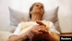 Pasien Alzheimer Isidora Tomaz, 82 tahun, duduk di rumahnya di Lisabon, Portugal. (Foto: ilustrasi) 