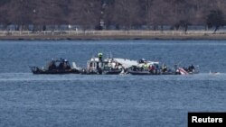 Les équipes de secours à l'oeuvre sur la rivière Potomac près de washington